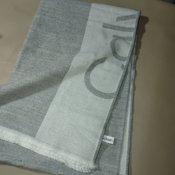 Large Logo Calvin Klein Knit Scarf Gray Acrylic Wrap Shawl Oversize Versatile - Picture 7 of 10